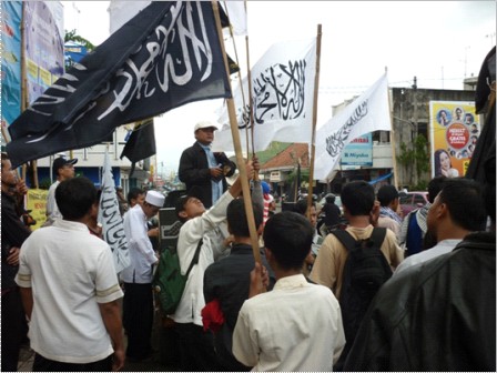 7 Ustadz Lukman menyemangati para peserta aksi dengan orasi tentang indahnya hidup dalam sistem Khilafah Islam