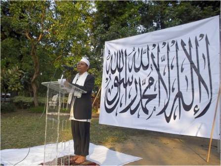 picture3 Ust Syaifudin Budiarjo menyampaikan khutbah dengan tema Raih Hidup Sejatera dengan Syariah dan Khilafah
