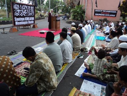peserta-mendengarkan-khotbah-sholat-id peserta mendengarkan Khotbah Sholat id