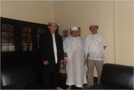 114 KH. Ahmad Zaeni (tengah), M. Fathurrahman (jaket hitam) dan Edi Wanto