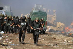 pasukan keamanan mesir dengan buldozer