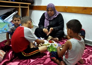 keluarga di Gaza sedang buka puasa