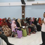 Trainer sedang membawakan materi