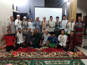 Pengurus DPP HTI Jakarta Ustad Ibnu Aziz Fathoni, M.PdI (tengah berkacamata) berfoto bersama para tokoh dan undangan dalam acara kajian Ramadhan dan buka bersama di lantai dua sekretariat HTI Kotawaringin Barat, Kalimantan Tengah Sabtu Sore (10/6).